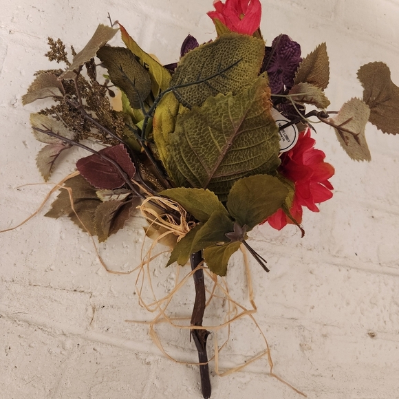 Elegant Floral Bouquet with Red and Yellow Accents - Picture 5 of 7